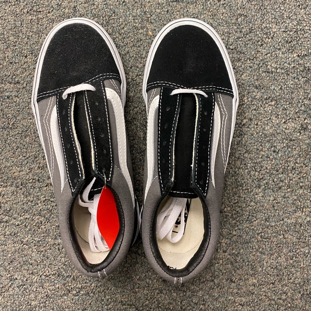 New in box. VANS OLD SKOOL LITTLE KIDS / YOUTH SNEAKERS, Sz 2, blk/pewter